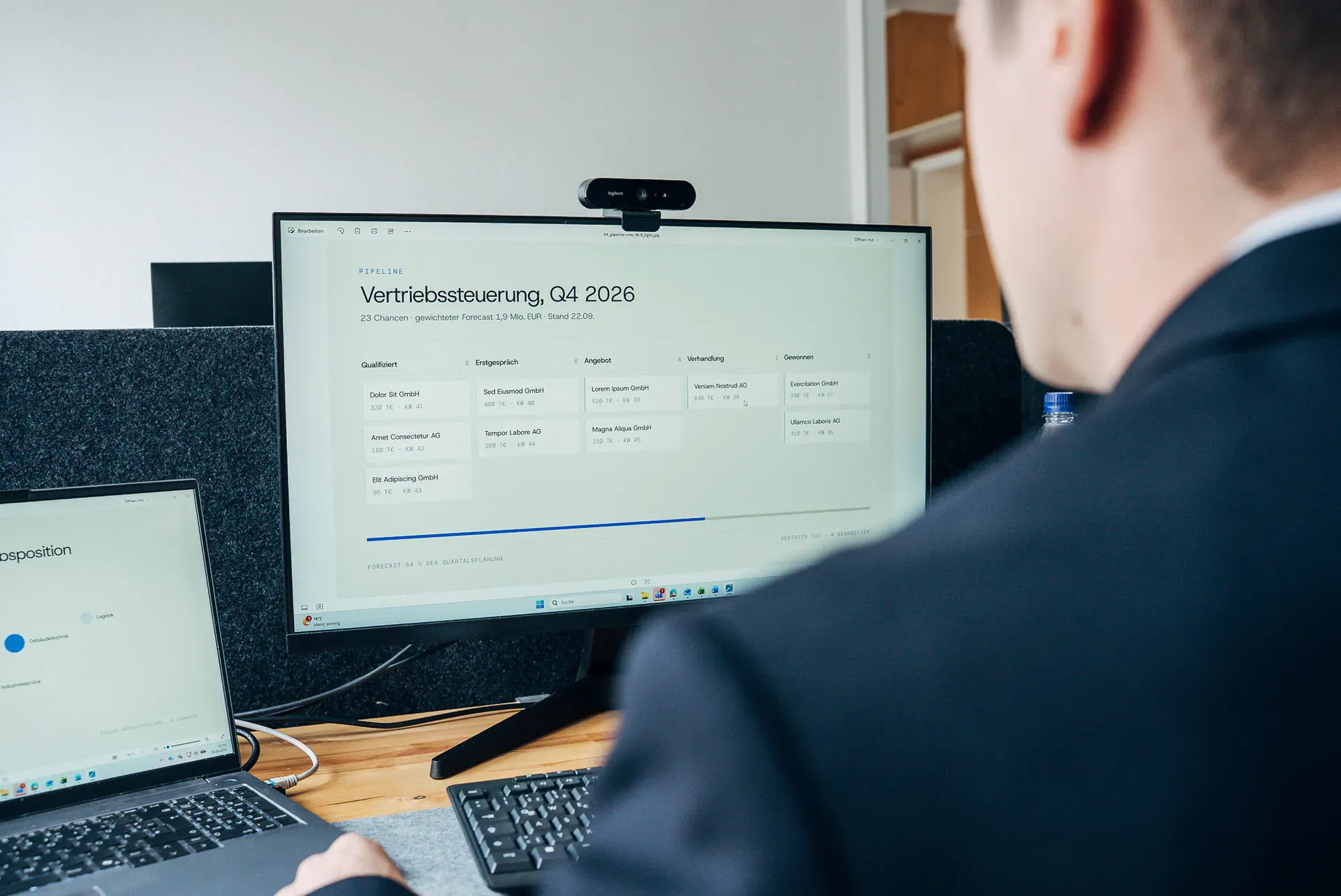 Berater von Blobel Consulting vor dem Dashboard der Vertriebssteuerung